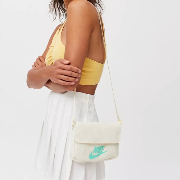 Nike Sportswear Futura 365 Crossbody Bag - Picture 4 of 8